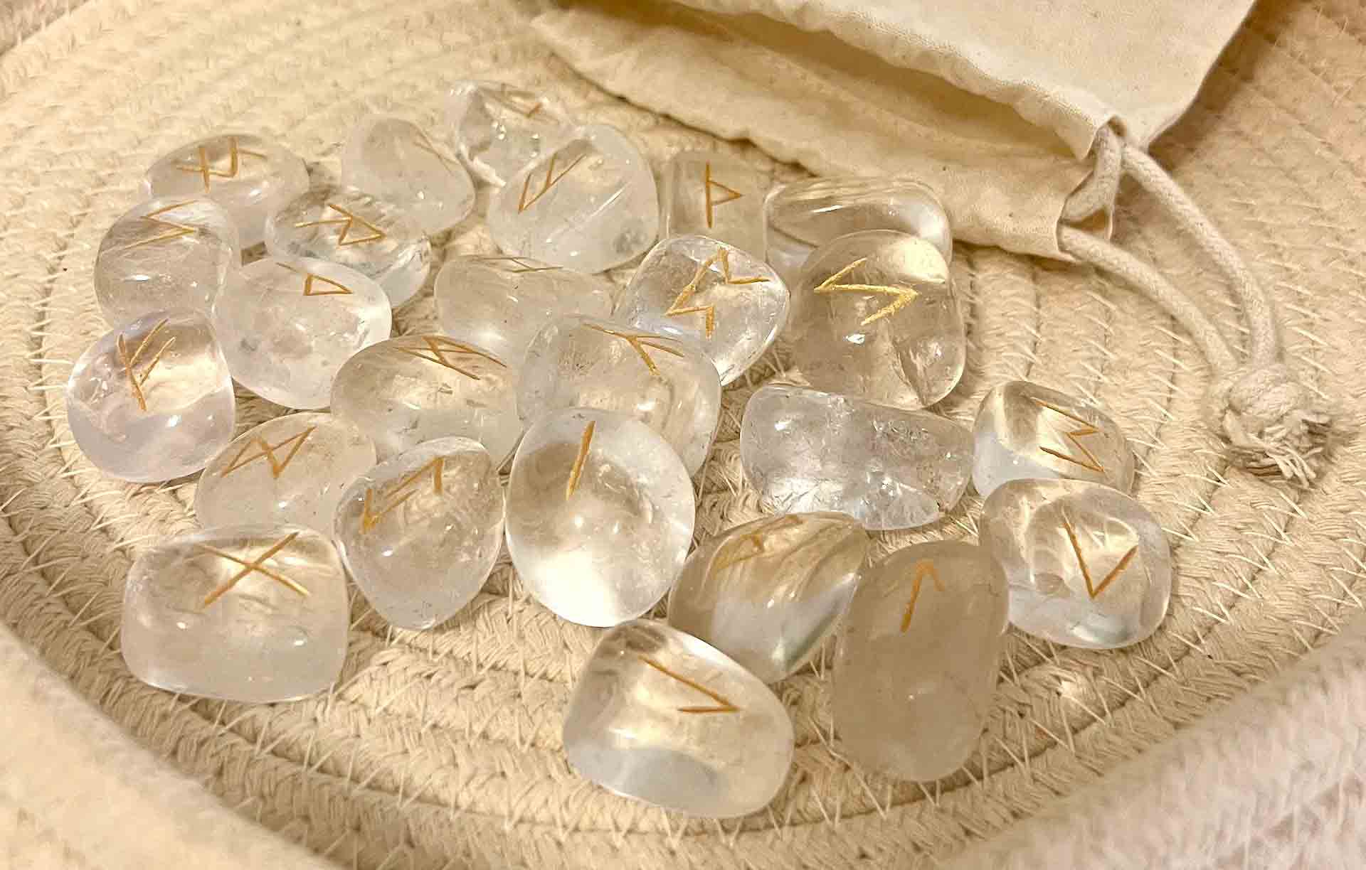 Bonitas Runas de cuarzo transparente con símbolos