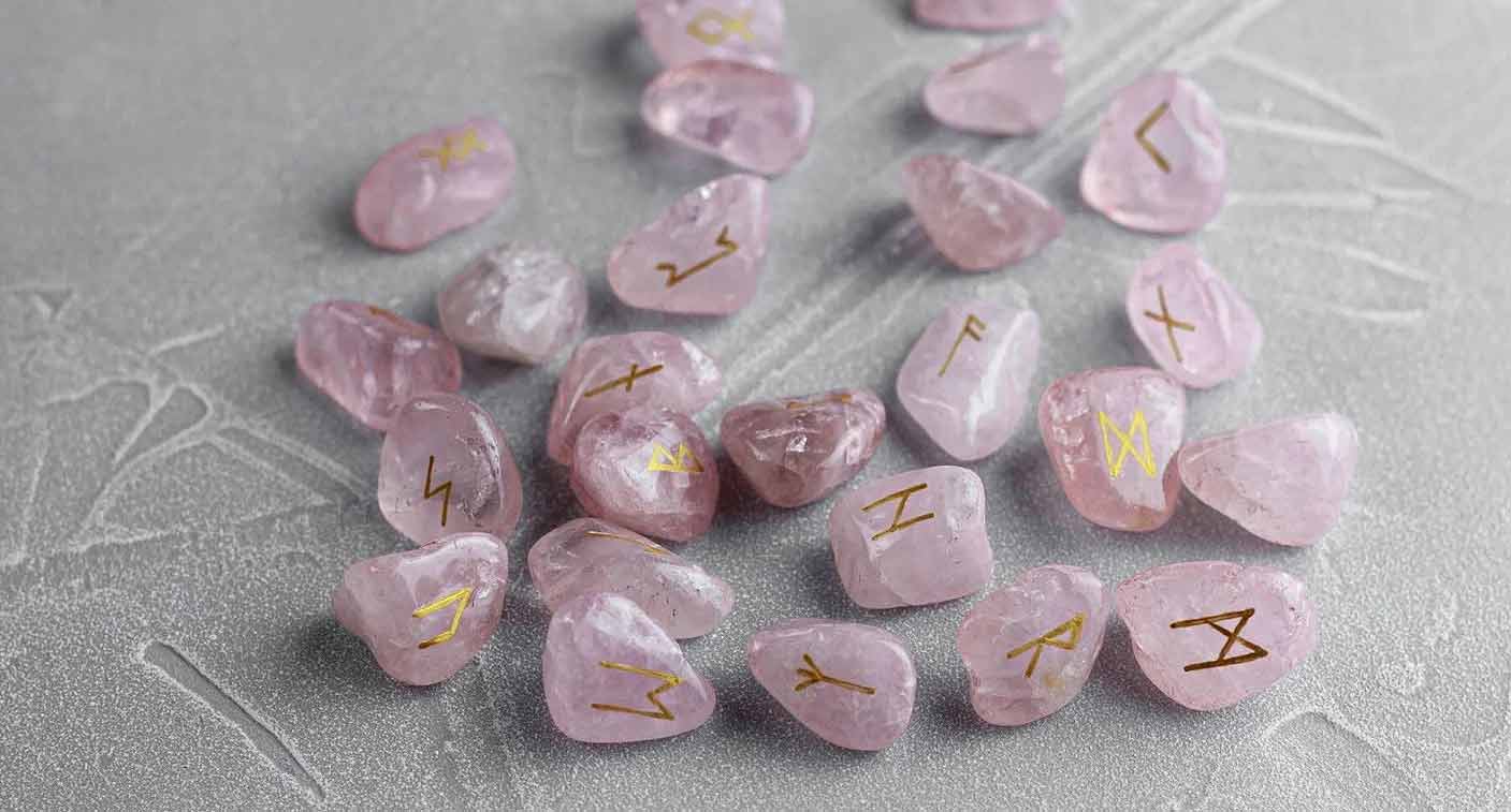 Runas vikingas en cuarzo rosa